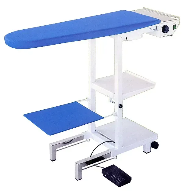 Una tabla de planchar azul y blanca con pedal.