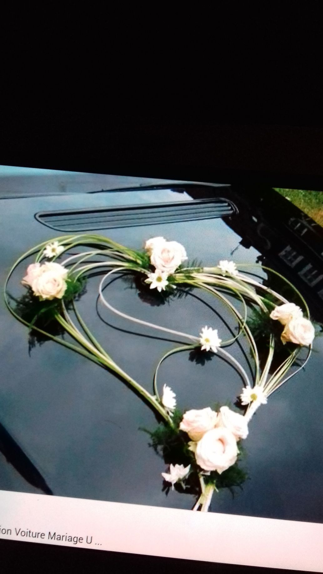 Composition florale voiture mariés