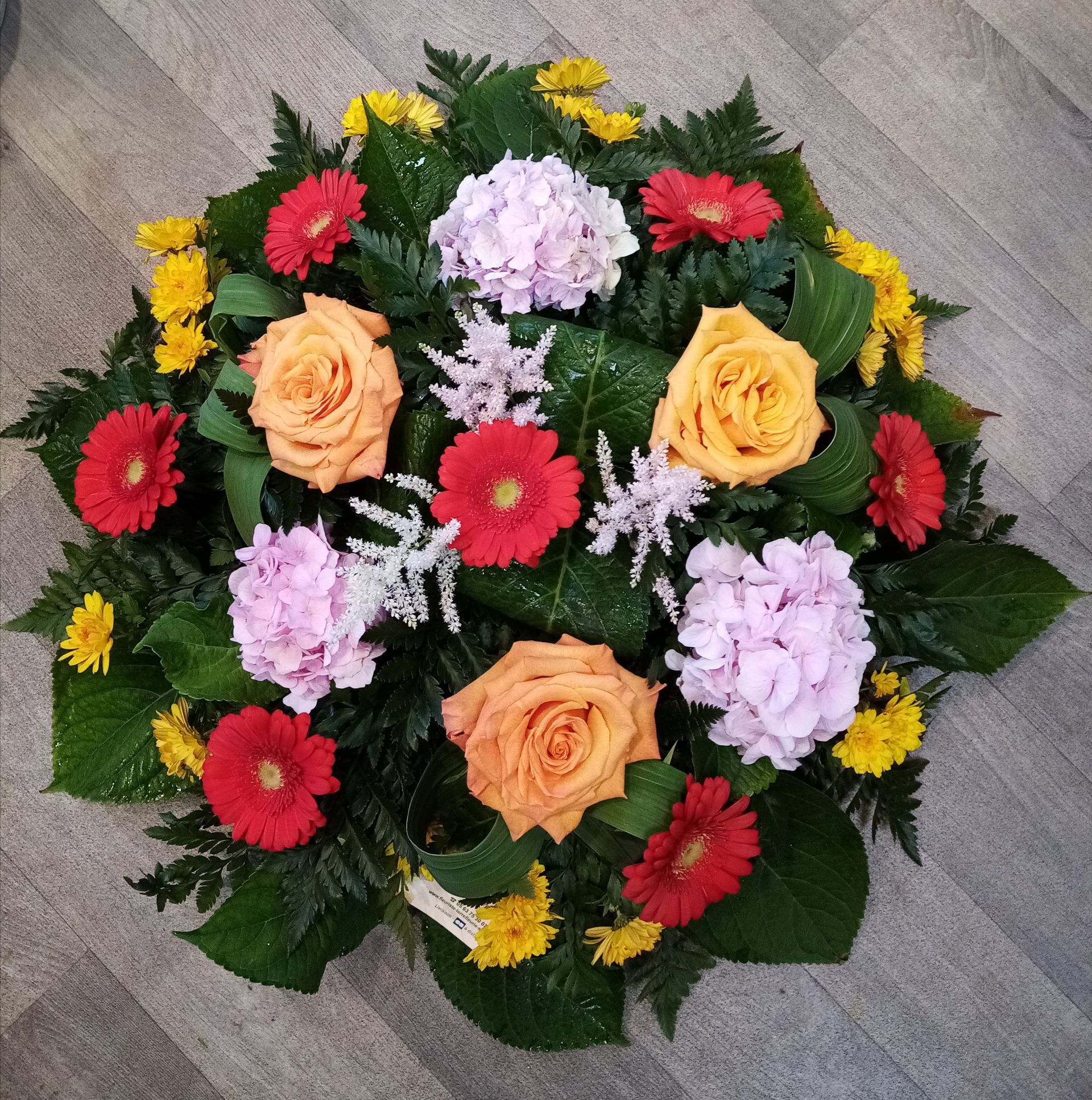 Composition florale rouge orange violet et jaune