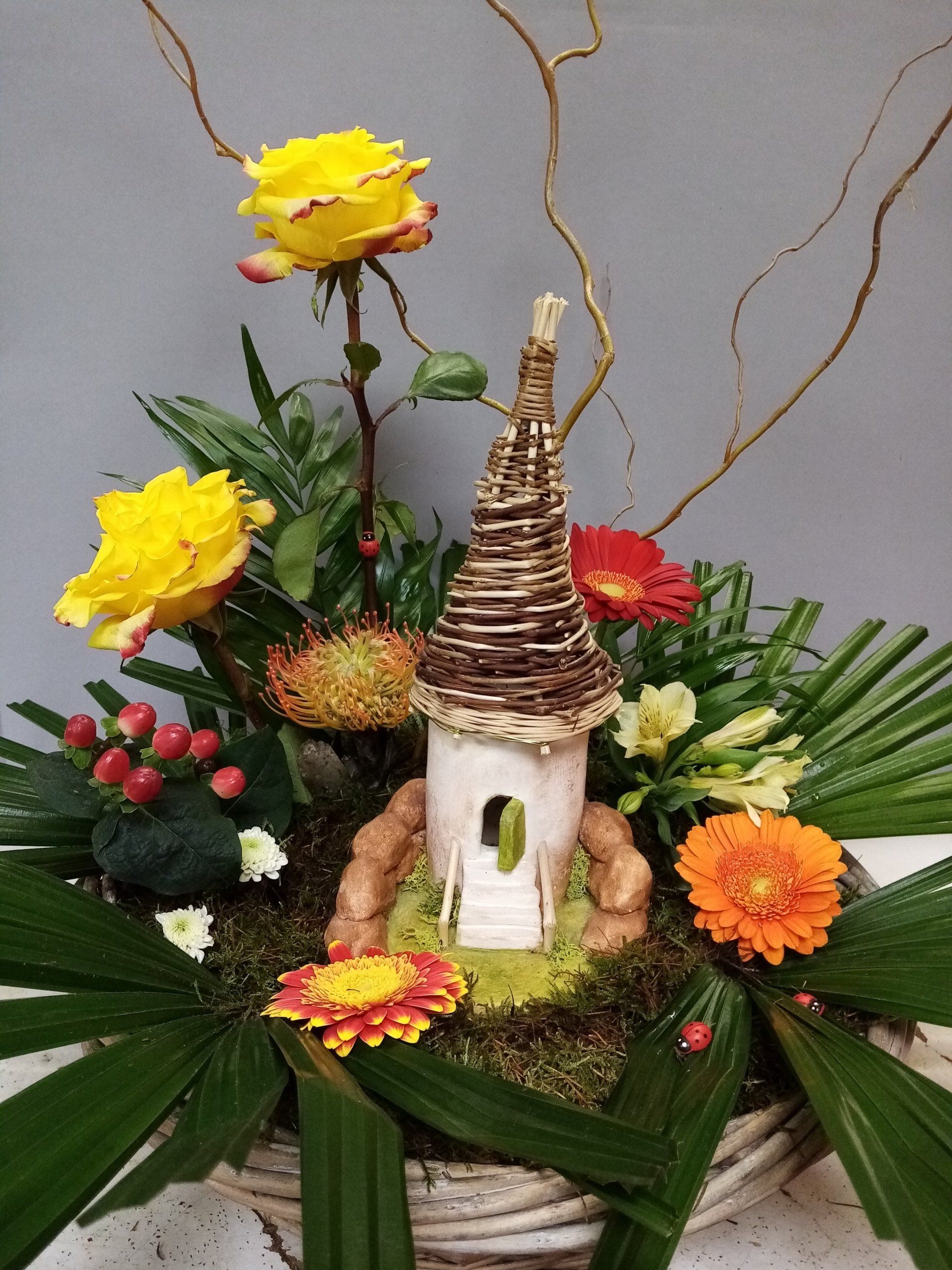 Composition florale avec accessoire maison