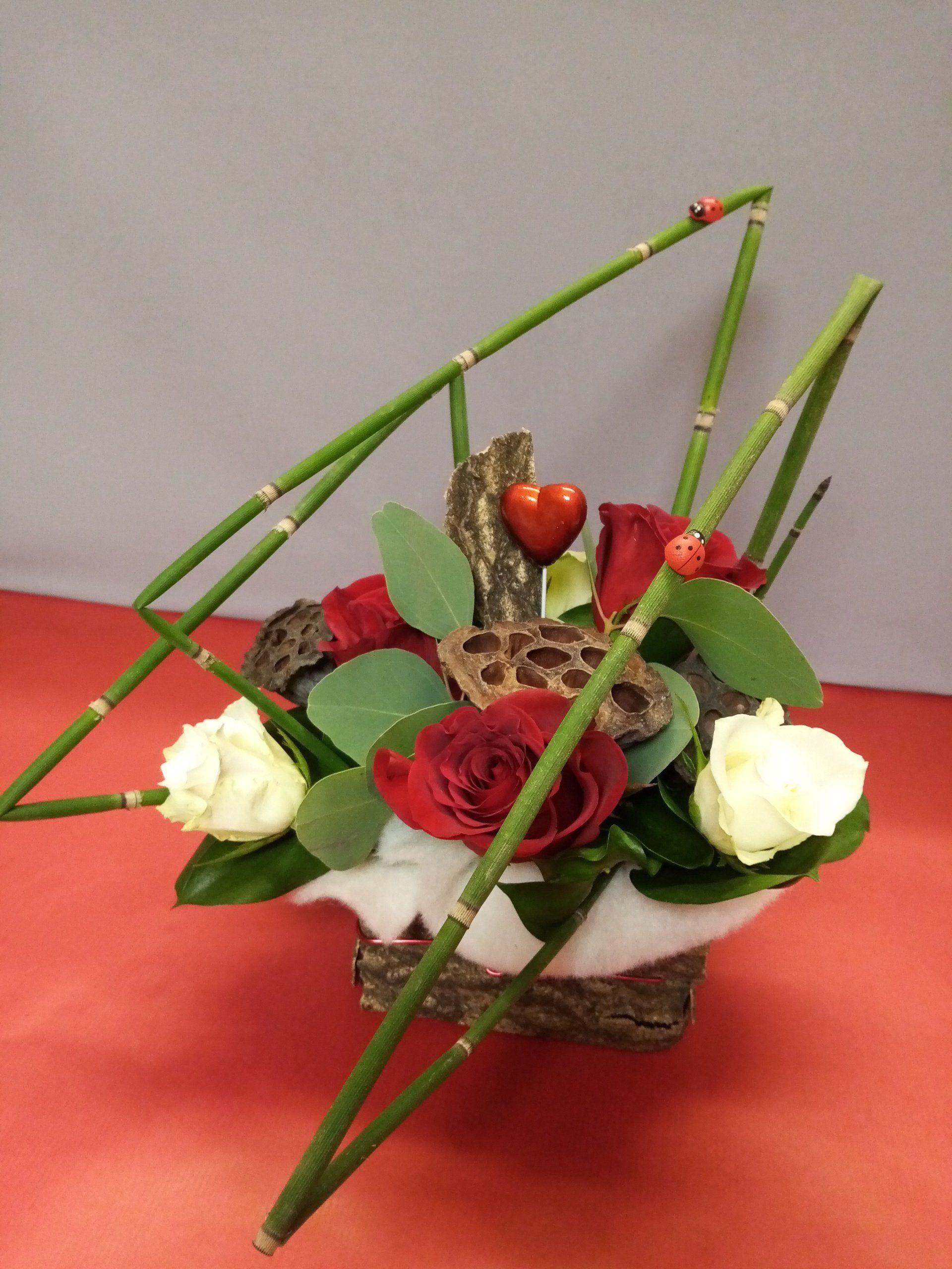 Composition florale bambou et roses
