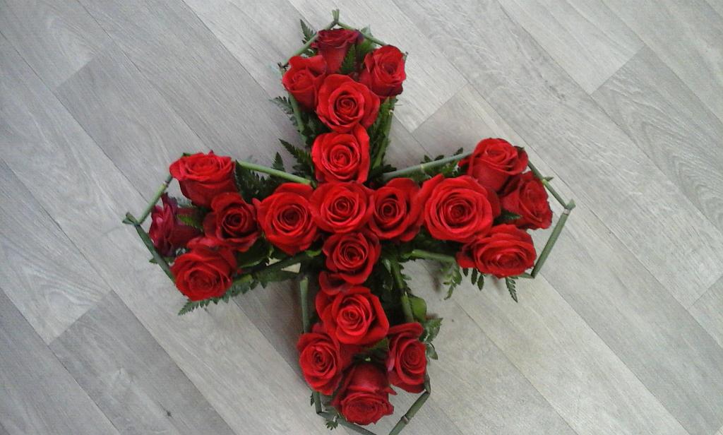 Croix en roses