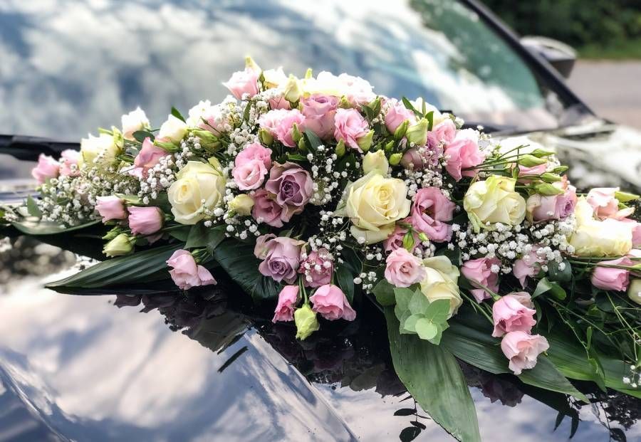 Hochzeitsbouquet auf einem Auto
