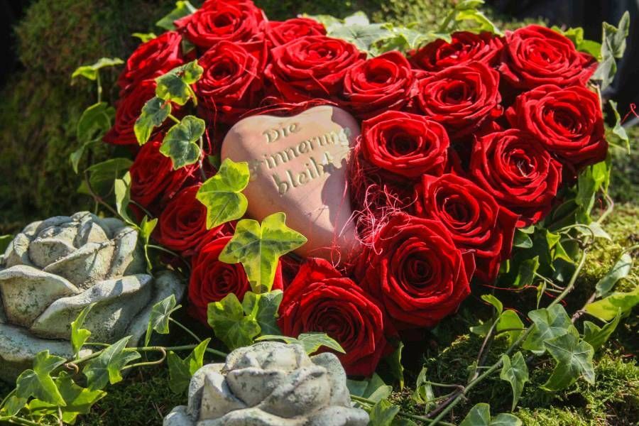 Herzförmiger Rosenstrauß für ein Grab