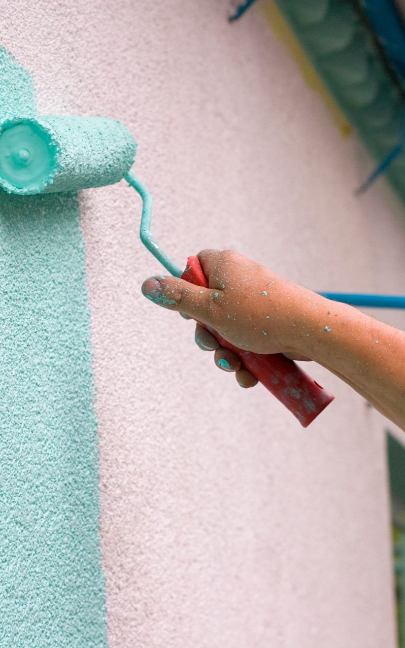 Un rouleau de peinture sur un mur