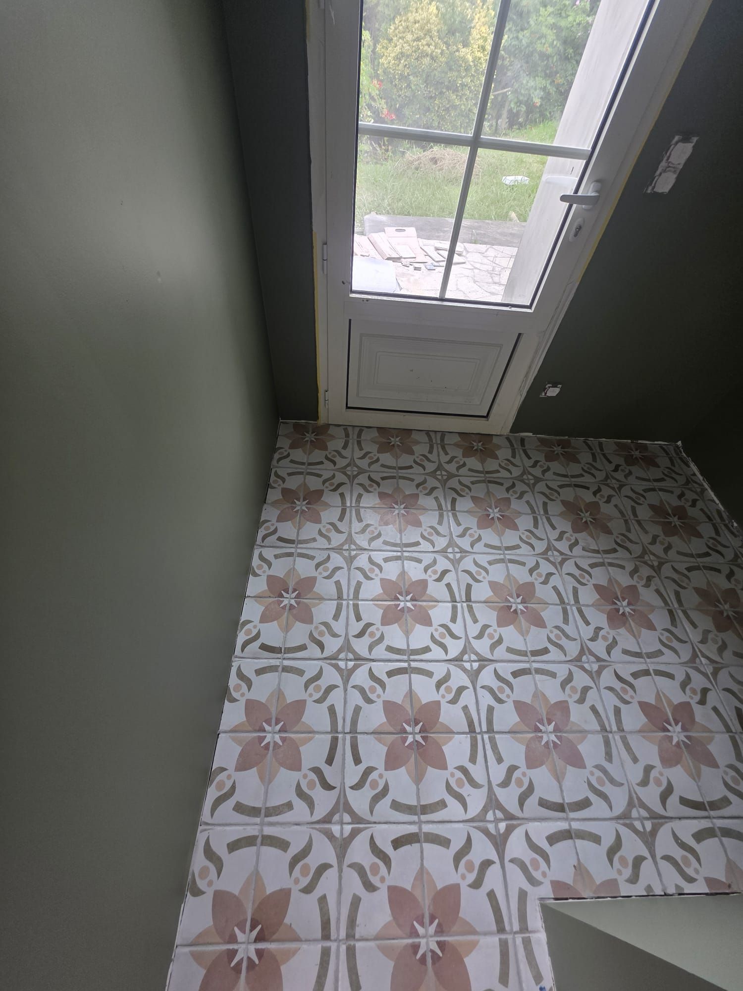 Une entrée avec du carrelage