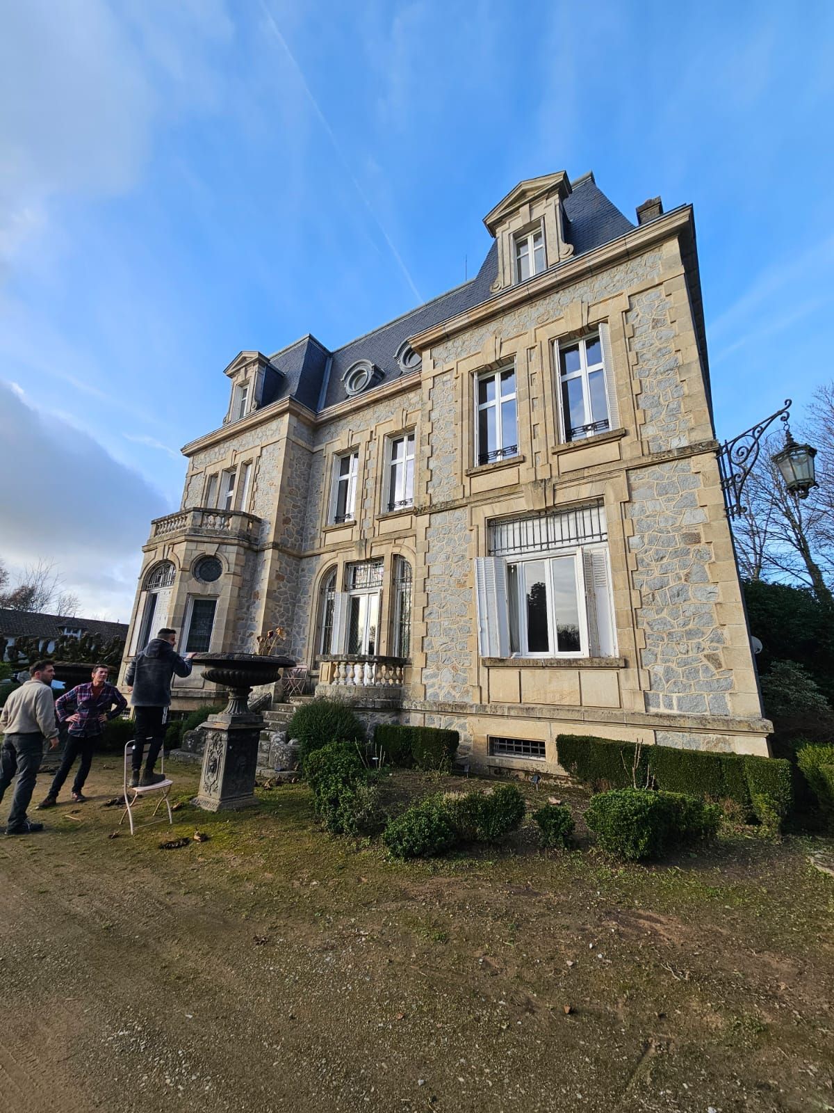 Un homme posant de l'enduit sur un muret