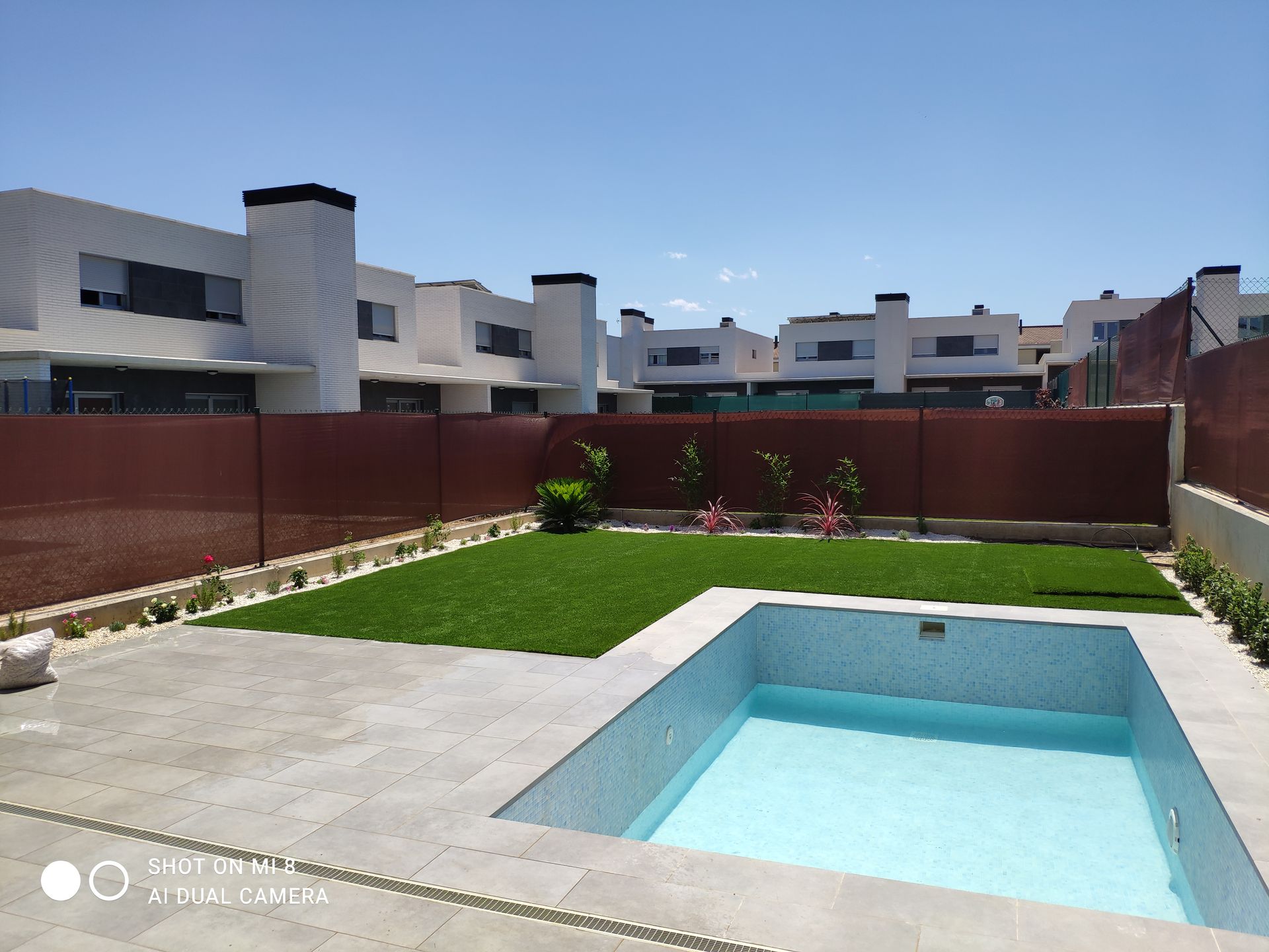 Una piscina en el patio trasero de una casa
