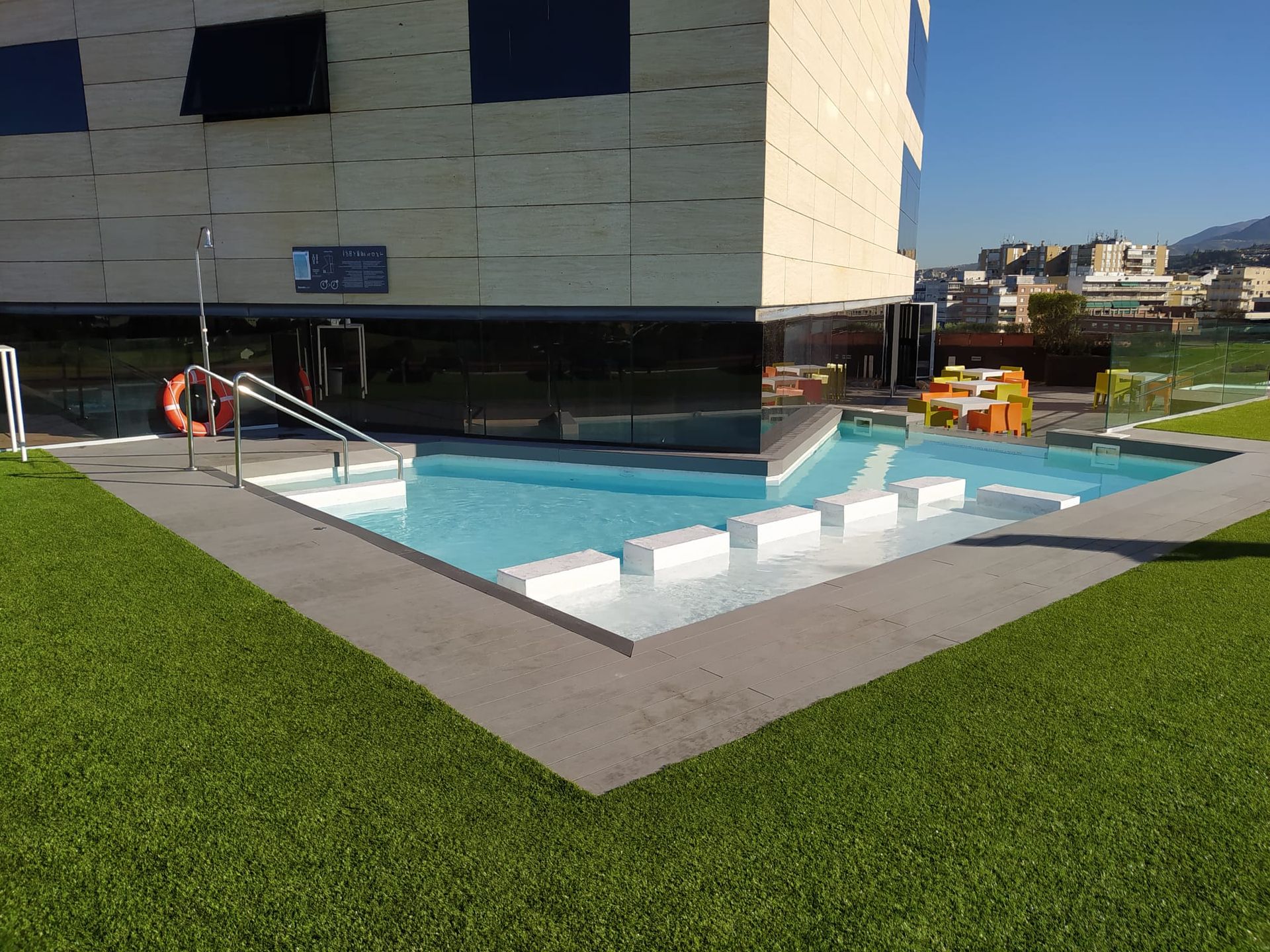 Una gran piscina frente a un edificio