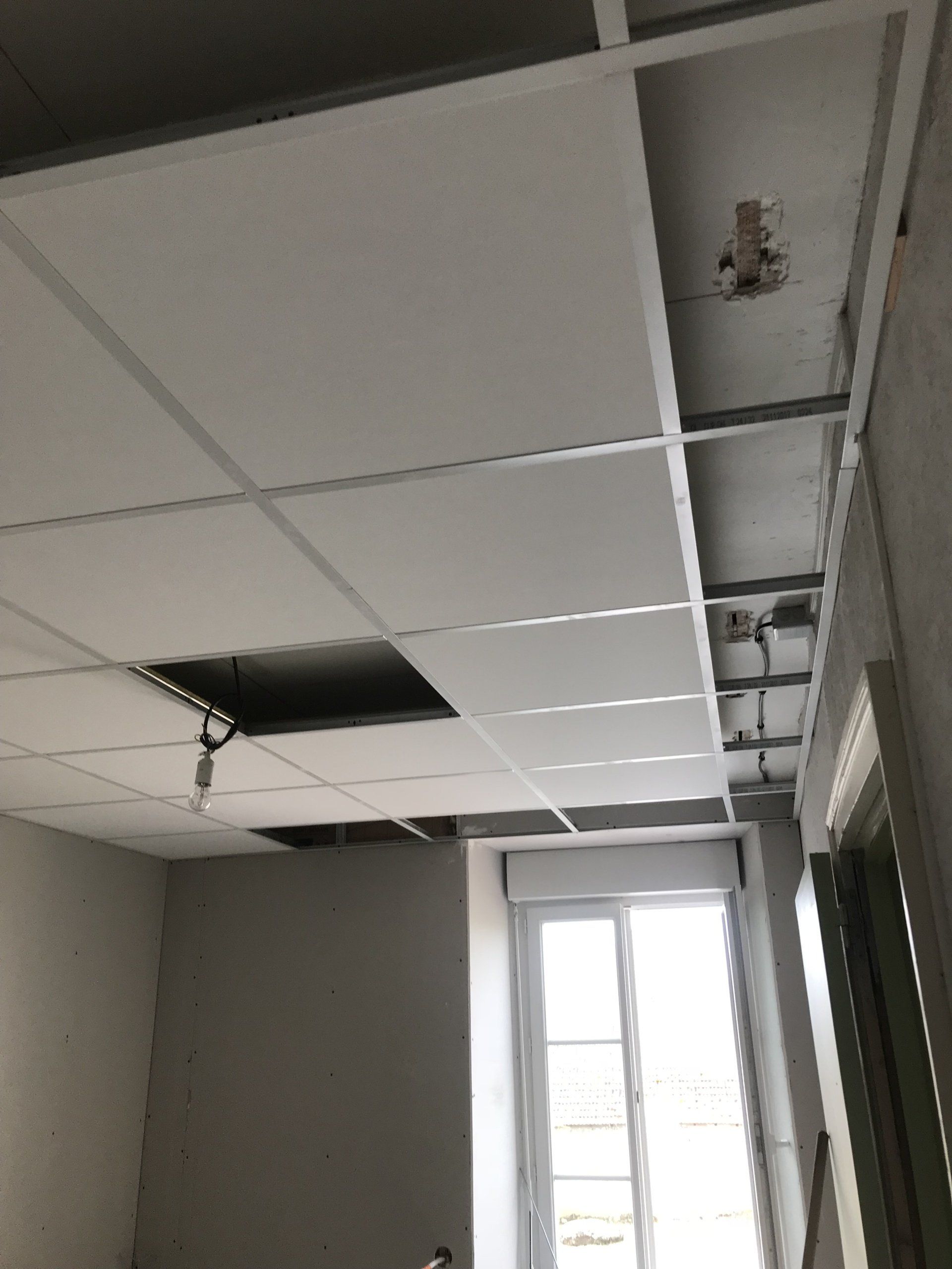 Placo et plaque acoustique