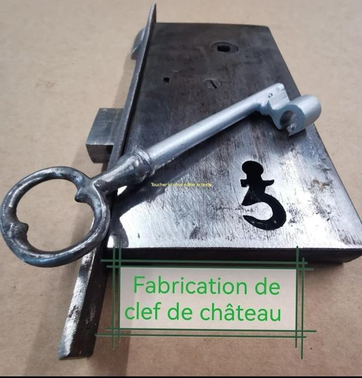 Clé en laiton ornée sur une surface en bois rustique.