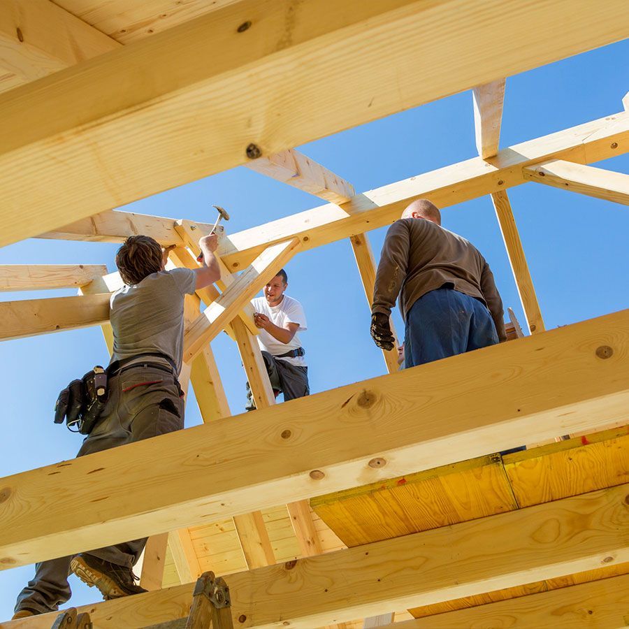 Un grupo de personas está trabajando en una estructura de madera.
