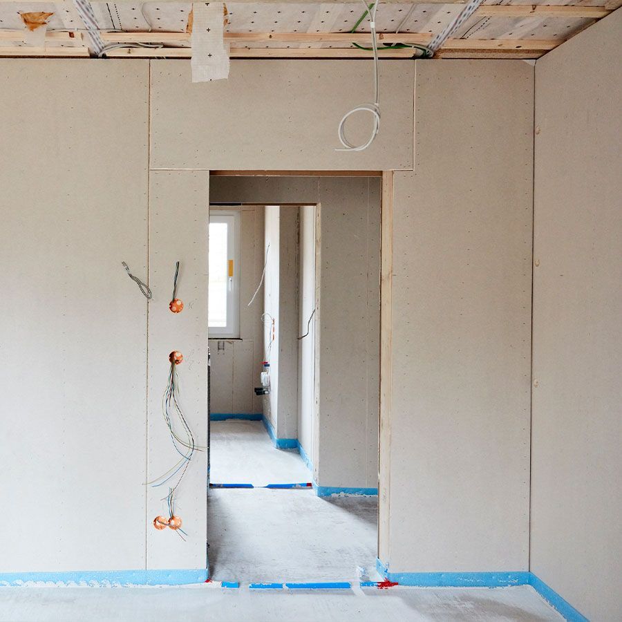 Una habitación vacía con una puerta que conduce a un pasillo.