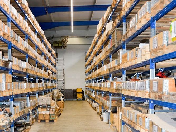 Ein großes Lagerhaus voller Kisten und Regale.