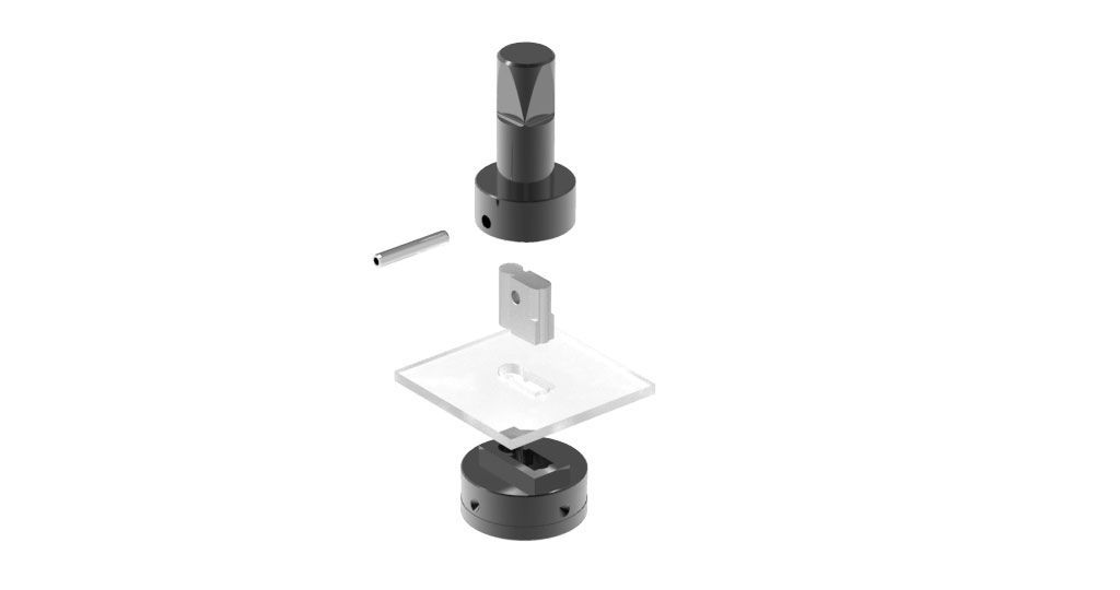 Eine Nahaufnahme eines Metallstücks und eines Plastikstücks auf weißem Hintergrund.