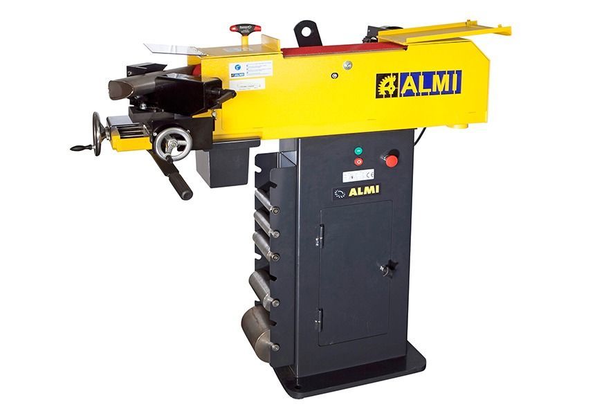 Eine gelb-schwarze Maschine mit dem Wort „almi“ darauf
