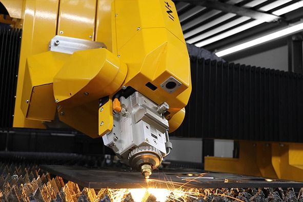 In einer Fabrik schneidet eine Maschine ein Stück Metall.