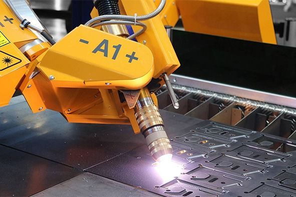 Eine Maschine schneidet ein Stück Metall mit einem Laser.