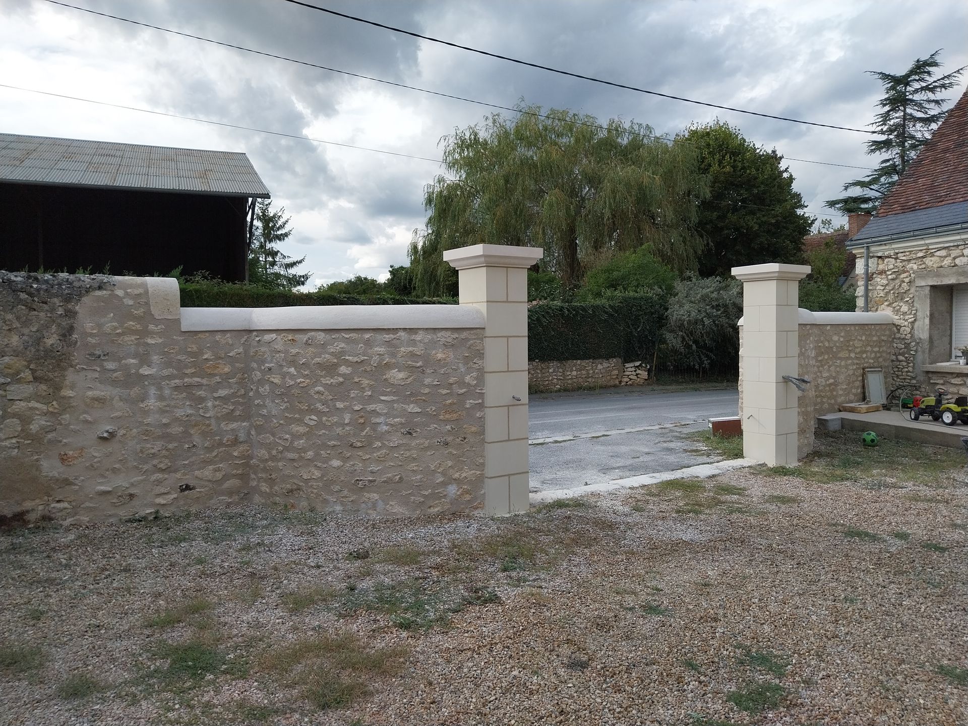 Murets avec colonnes en pierre