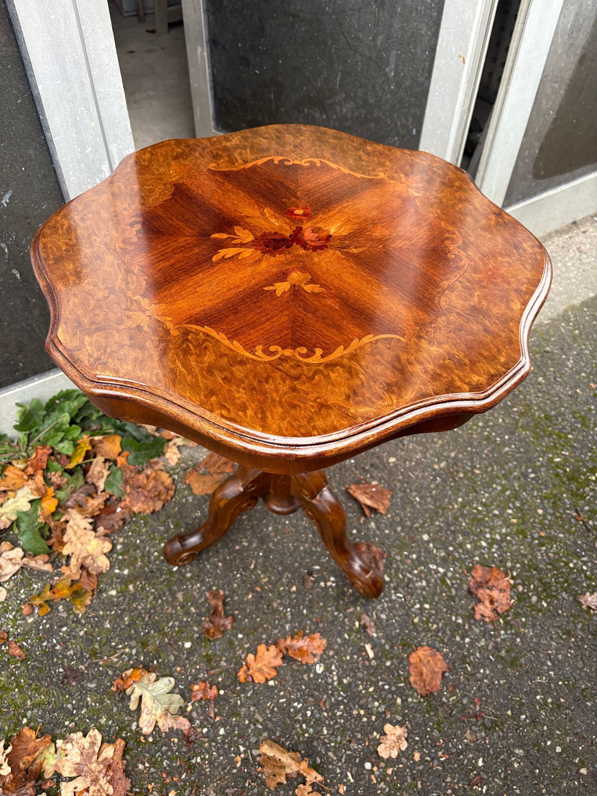 Table en bois gravé