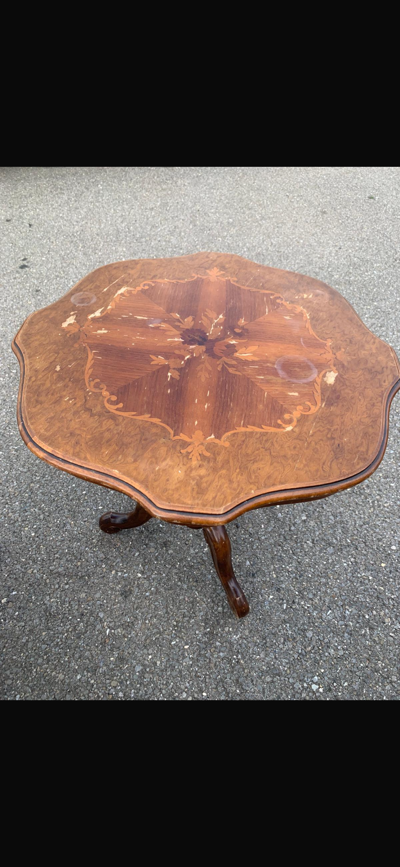 Table en bois gravée