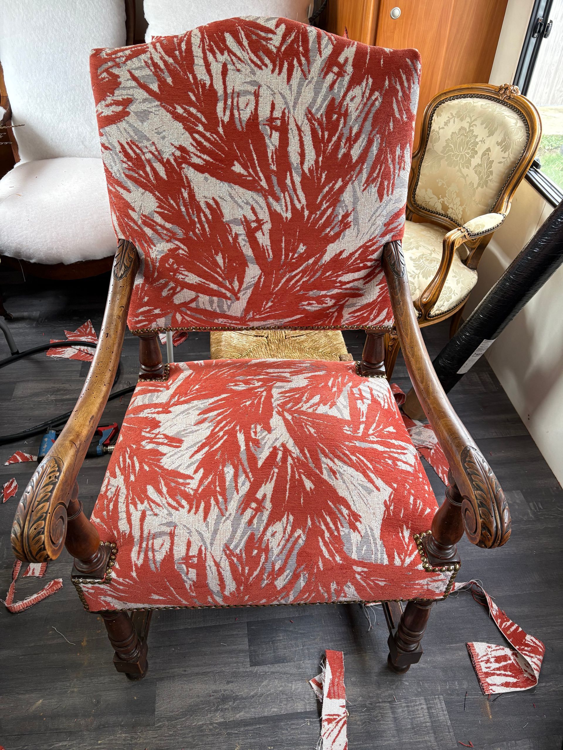 Fauteuil de couleur rouge et blanc