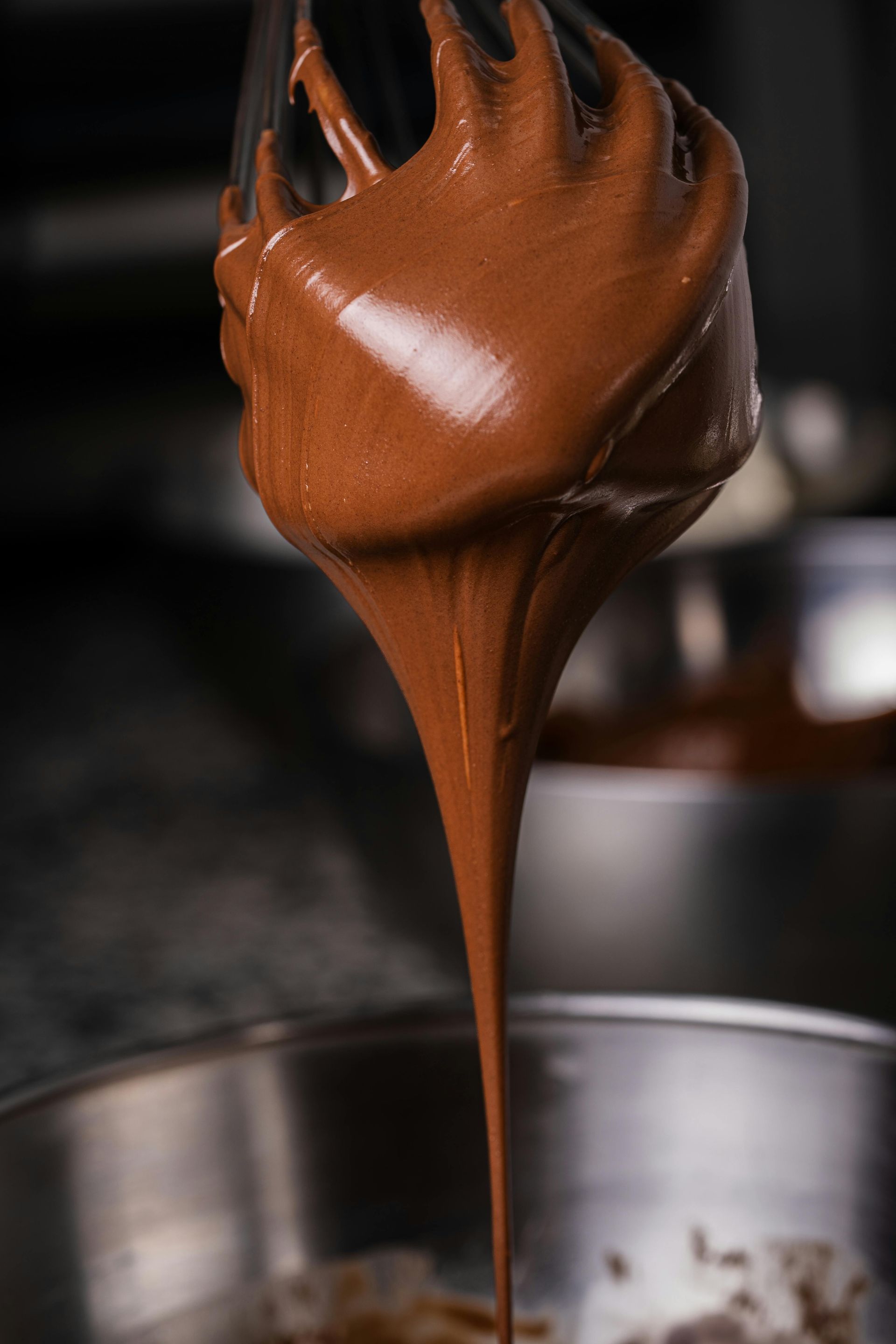 Ubijaj gęstą czekoladę w kuchni za pomocą trzepaczki ze stali nierdzewnej.