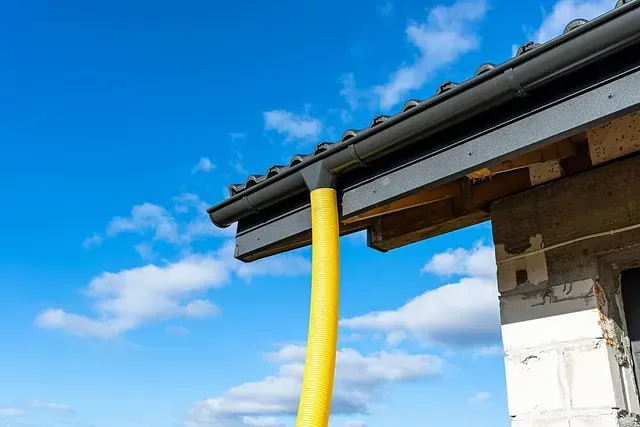 Un tubo amarillo está conectado al techo de un edificio en construcción.