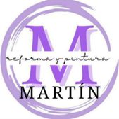 A purple logo for martin reforma y pintura