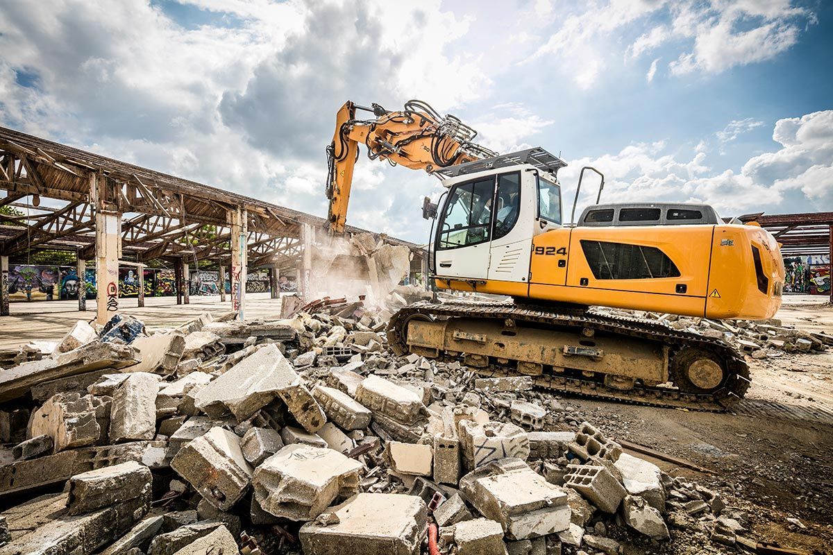 Chantier de démolition avec une pelleteuse
