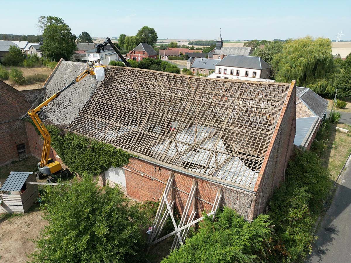 Désamiantage d'une couverture à l'aide d'une grue 