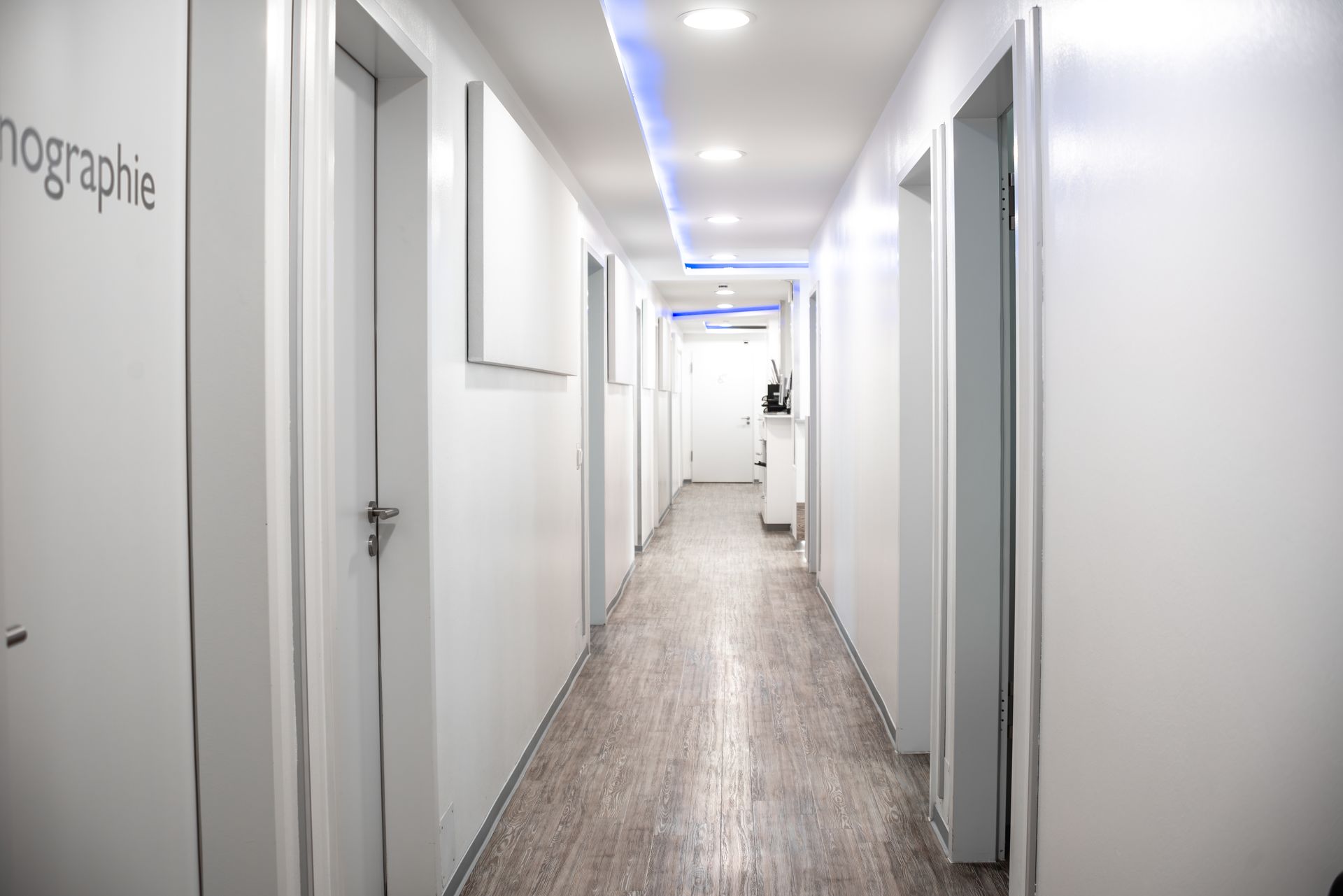 Eine Arztpraxis mit einem Schreibtisch, Stühlen und einem Mikroskop.