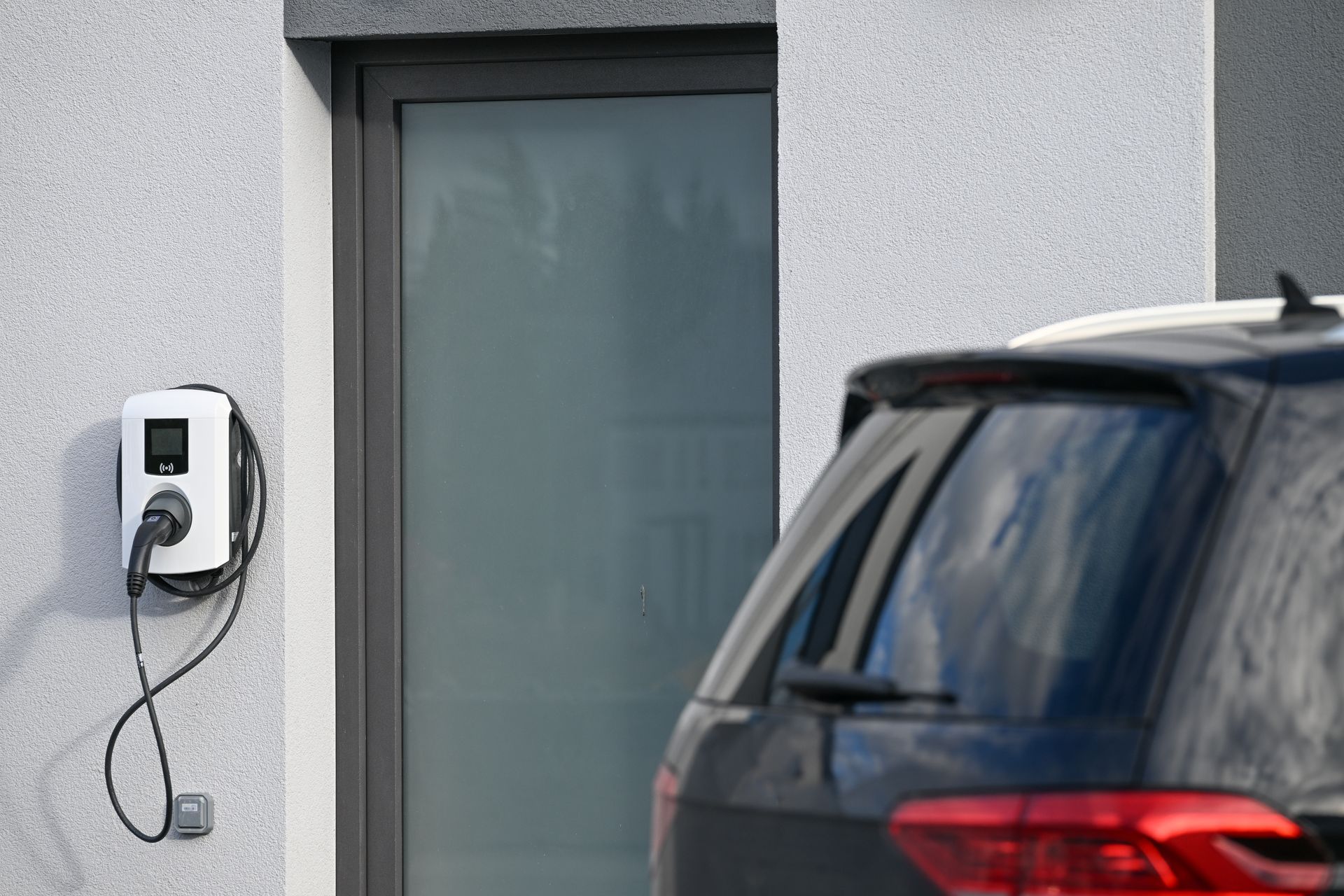 Une borne de recharge de voiture électrique sur un mur.