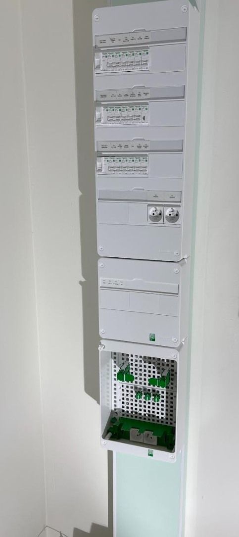 Un tableau électrique et des prises de courant.