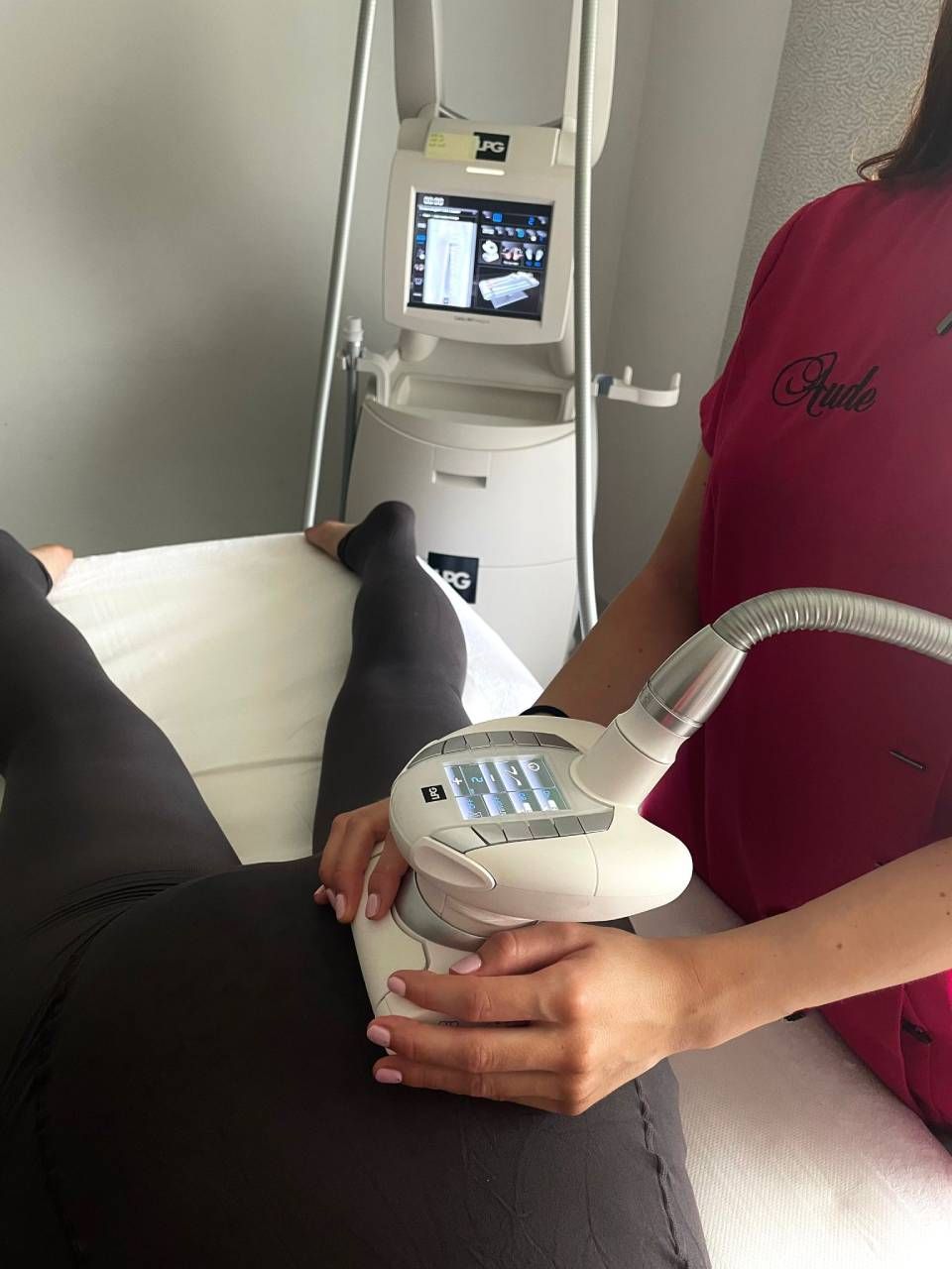 Une personne reçoit un traitement de cryolipolyse à la jambe.