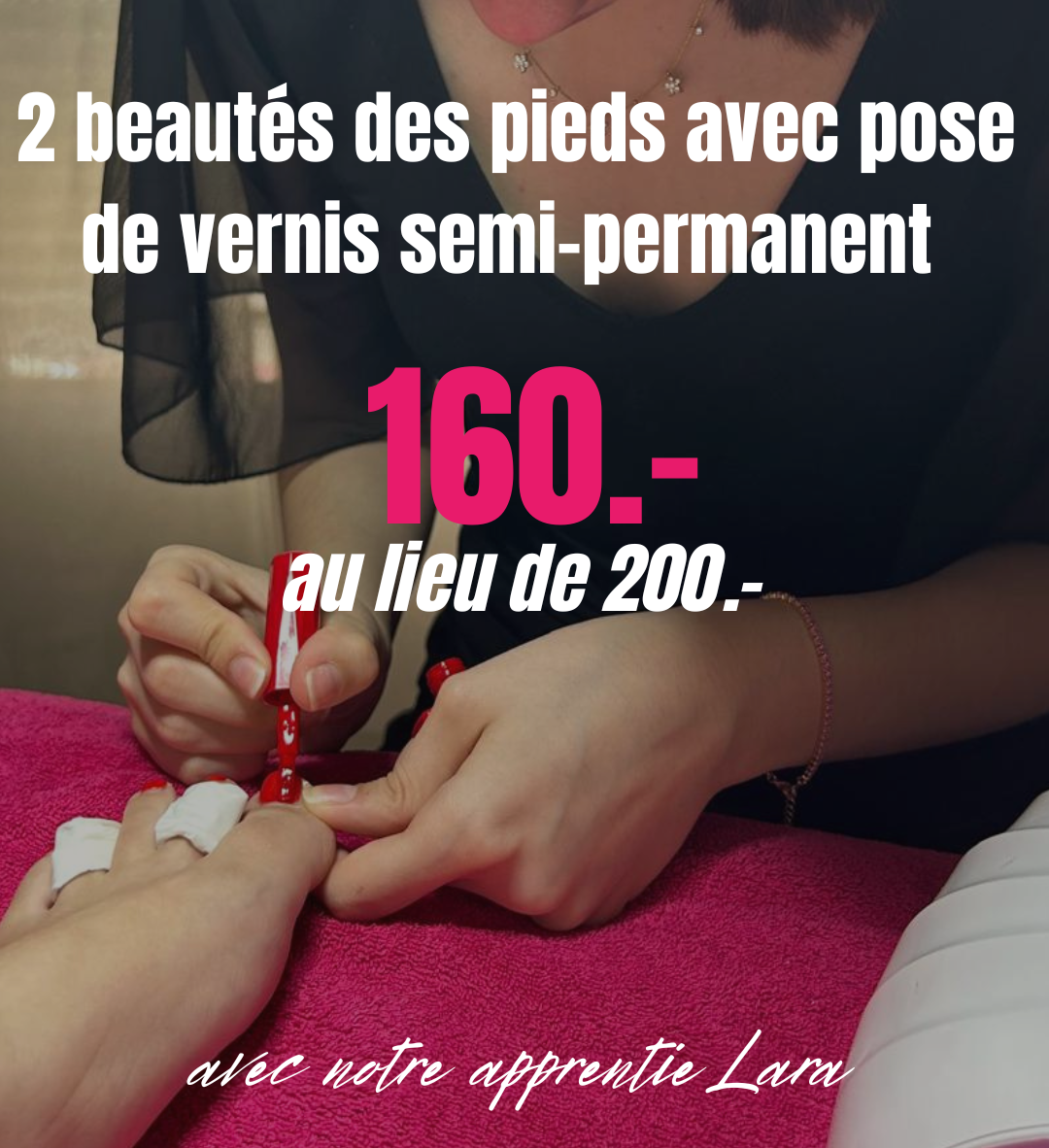 Une personne recevant un massage facial allongée sur une table de soin dans un spa.