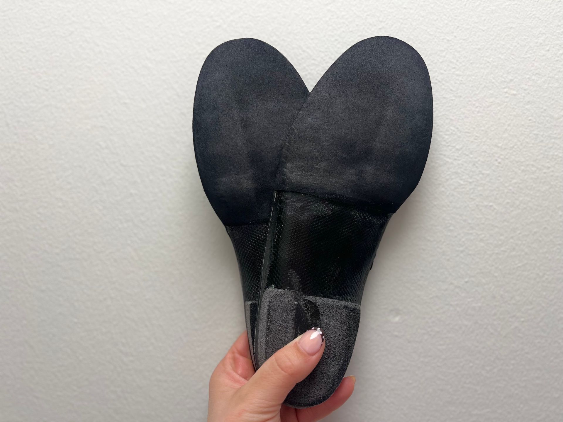 Persona sosteniendo una plantilla.