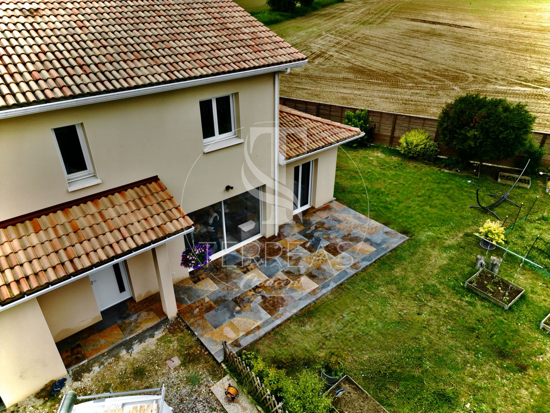 Terrasse composée de pierres de plusieurs couleurs