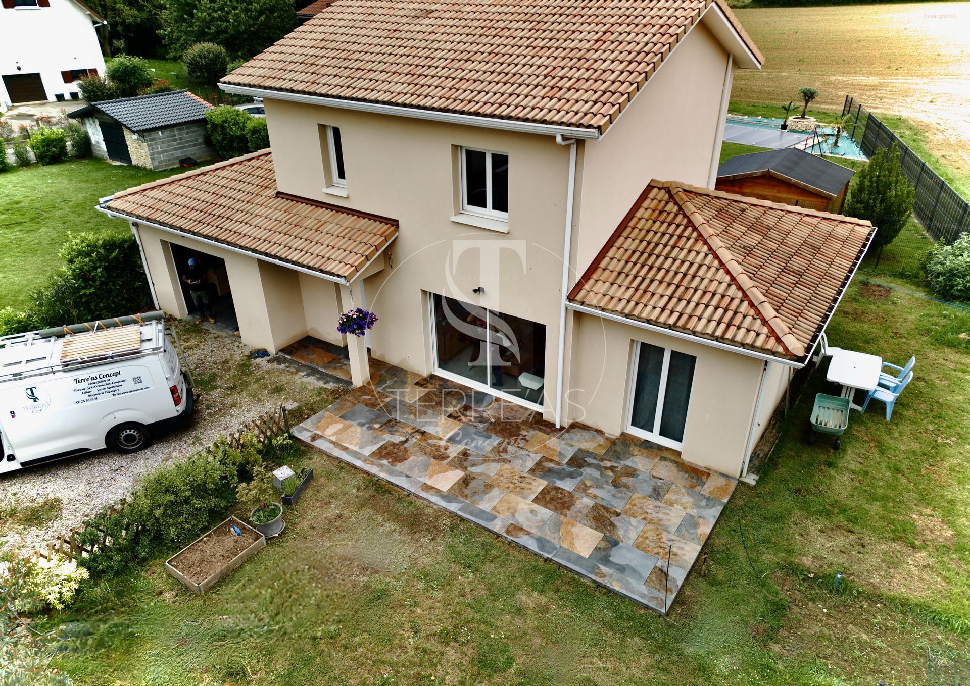 Terrasse en pierres à couleurs multiples