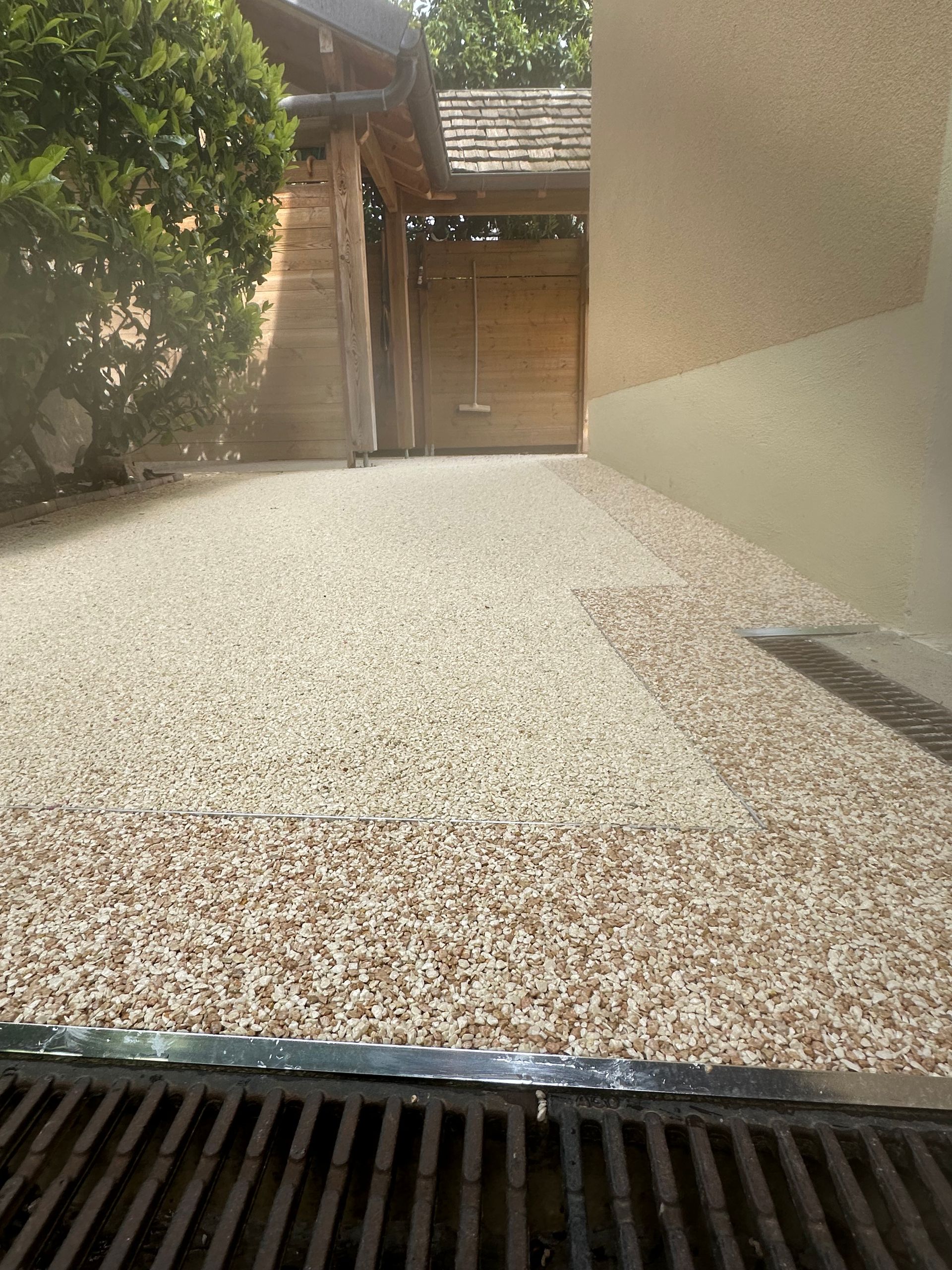 Terrasse extérieure en moquette de pierre