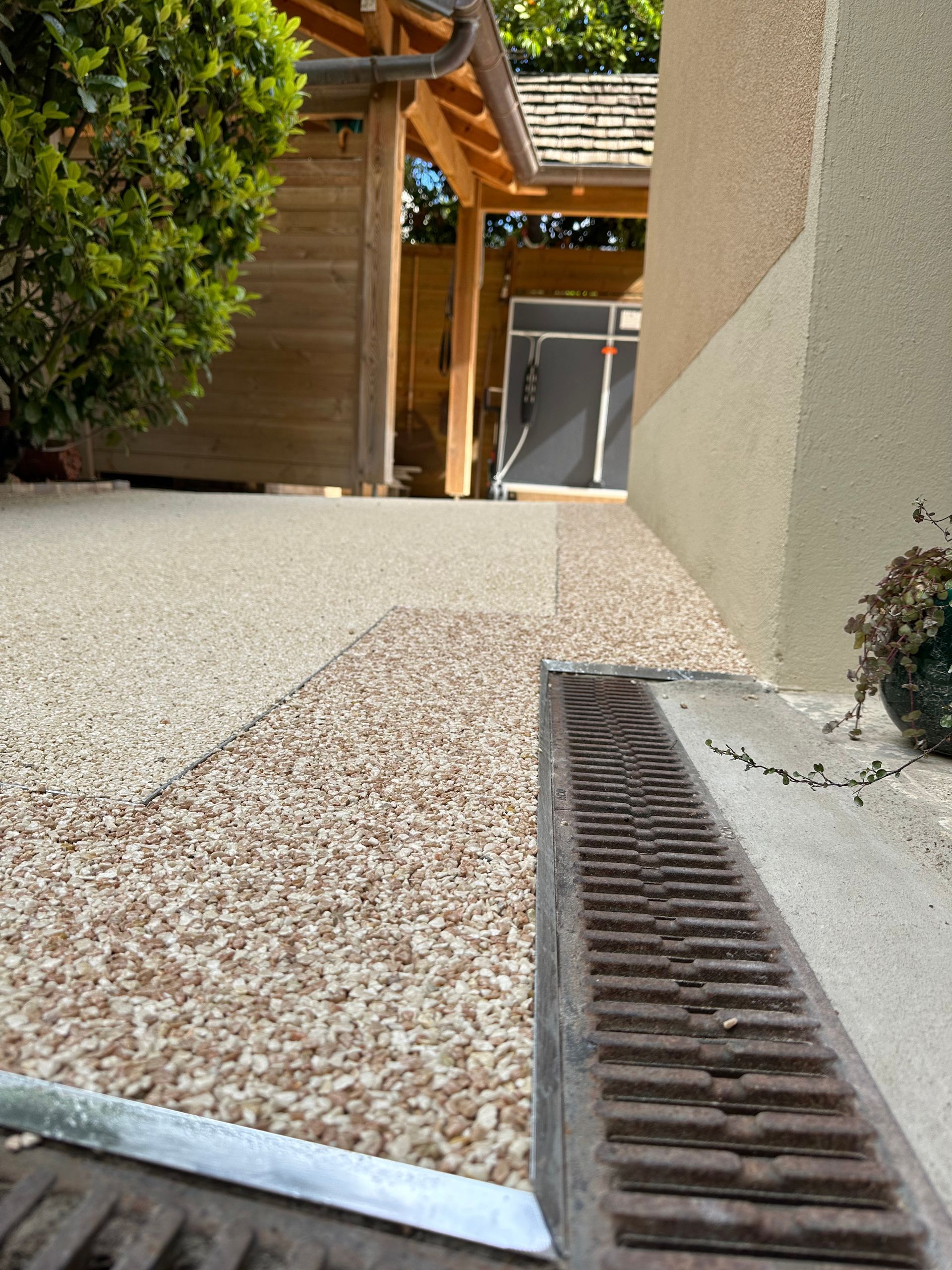 Allée avec revêtement en moquette de pierre