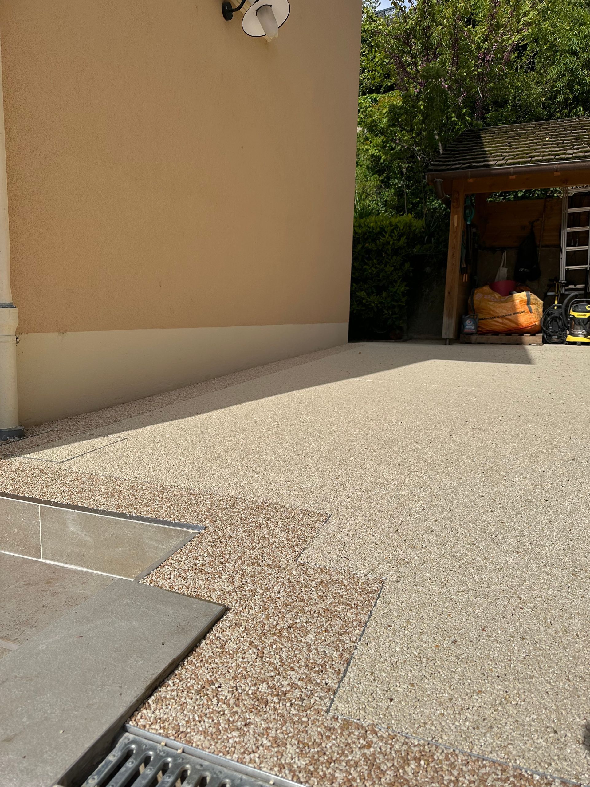 Vue sur un coin d'allée en pierre