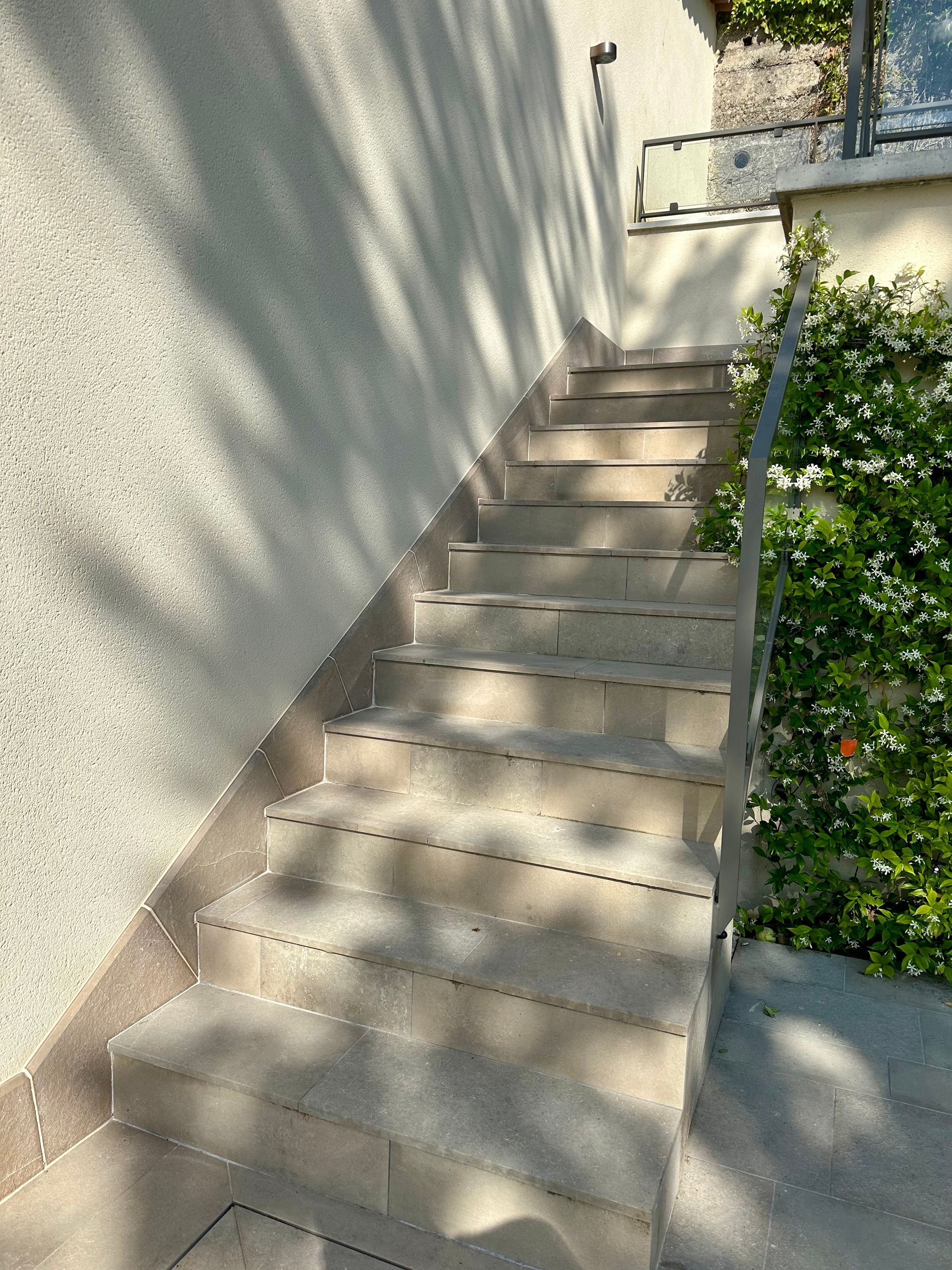 Escalier en pierres blanches