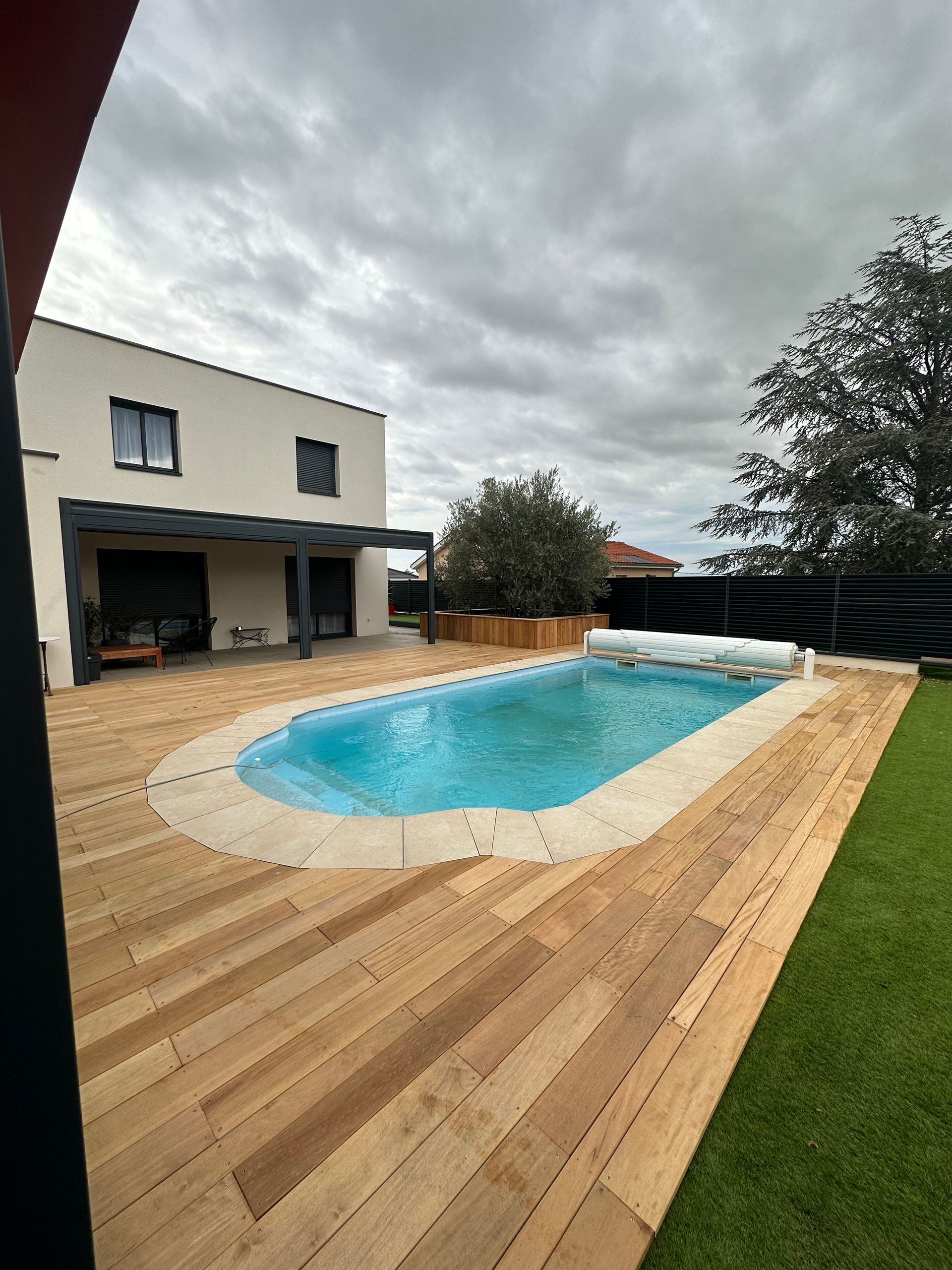 Piscine incrustée dans une terrasse en bois