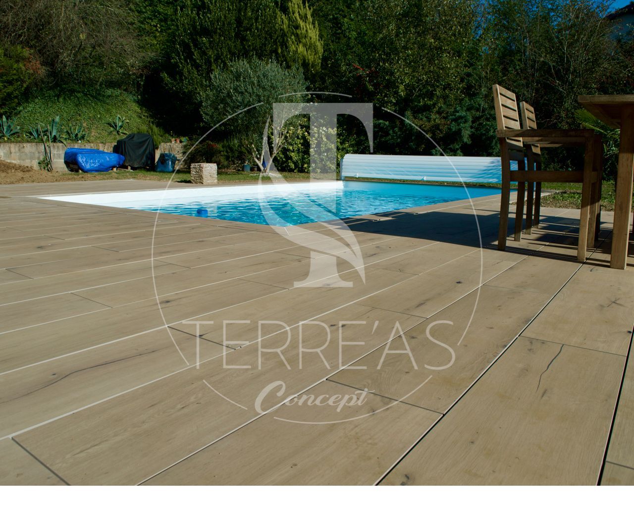 Piscine incrustée dans une terrasse en bois