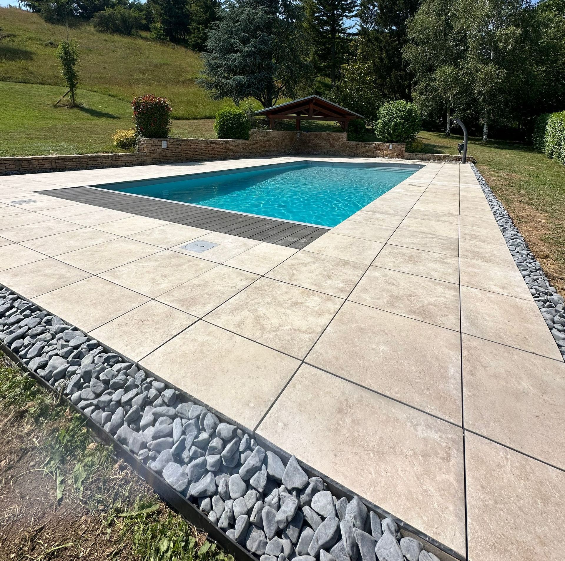 Piscine et terrasse tout autour