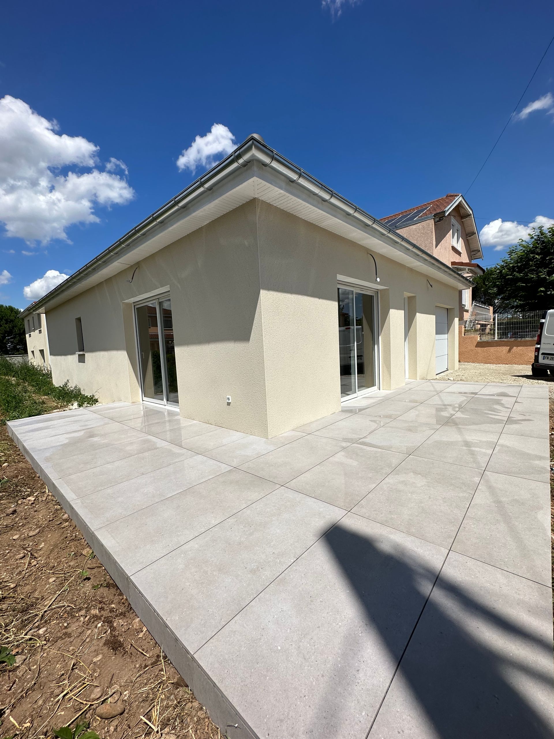 Terrasse tout autour d'une maison