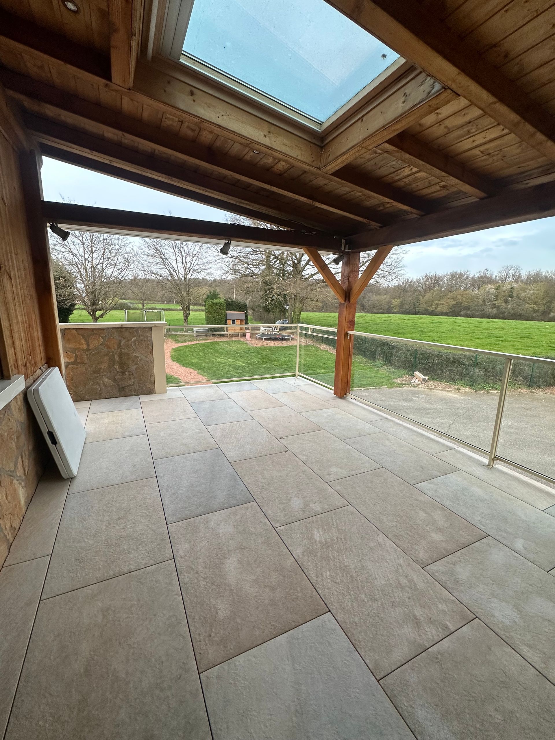 Revêtement de sol sous pergola