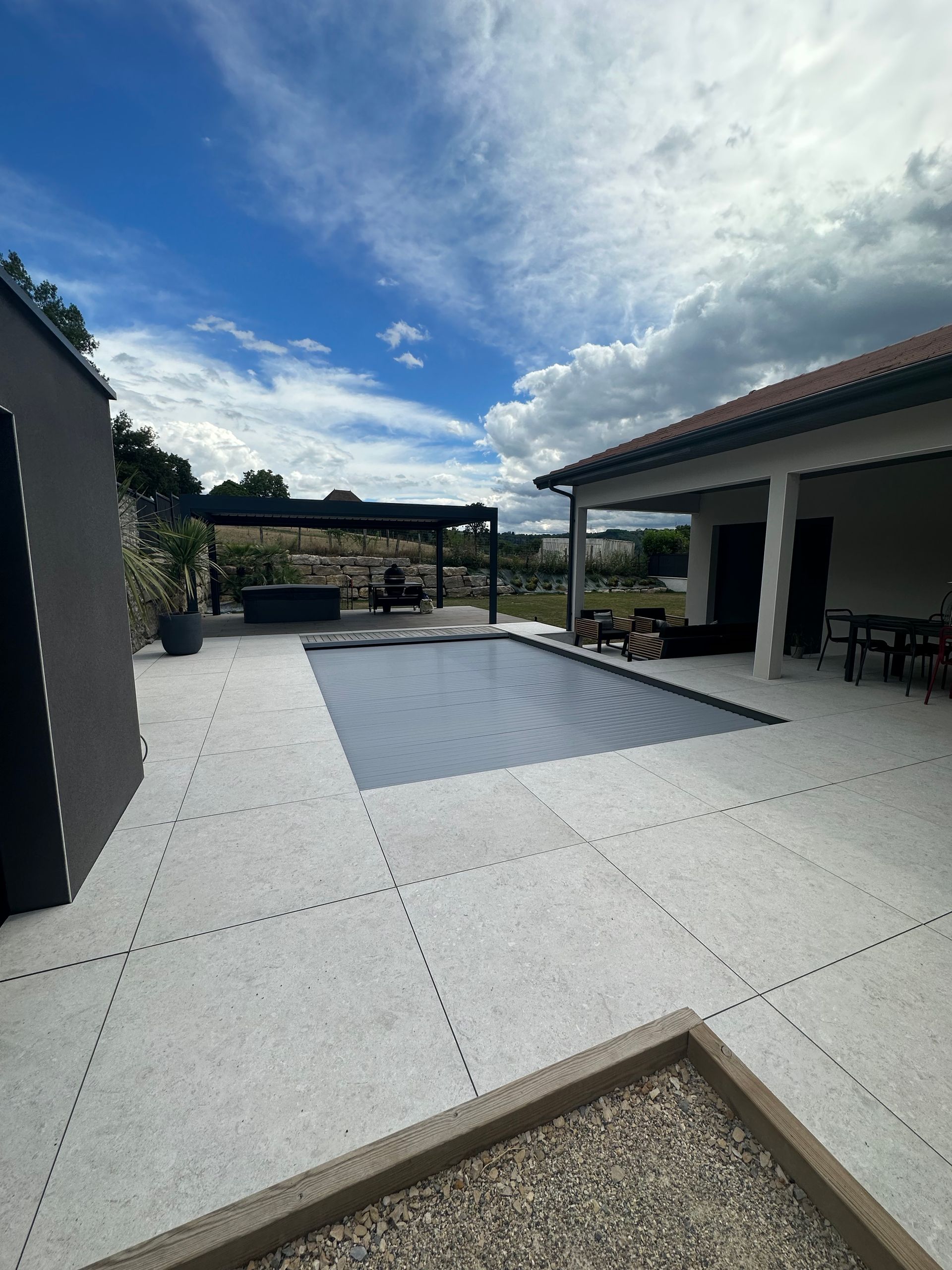 Vue d'une piscine et terrasse