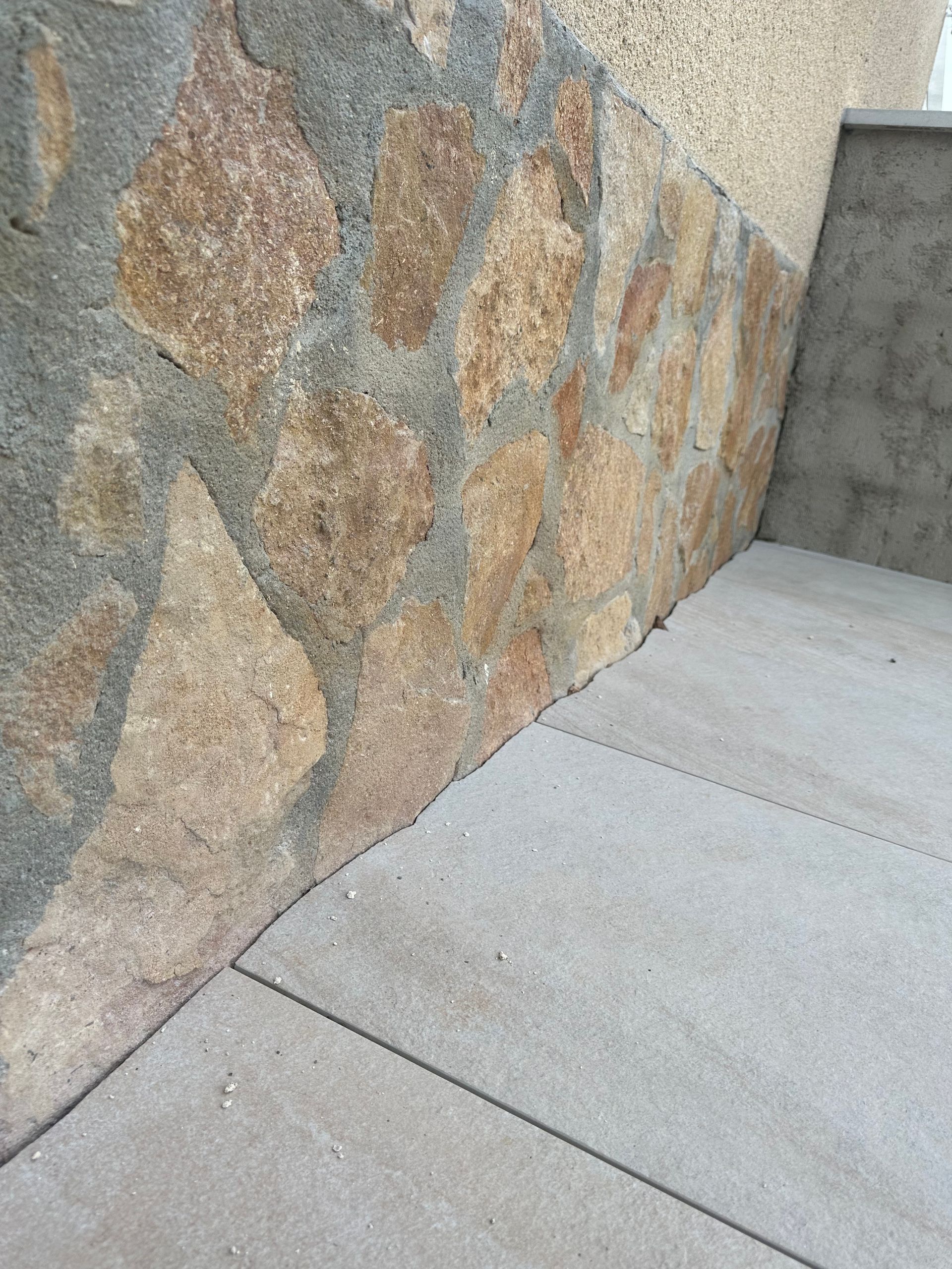 Mur en pierre et dallage